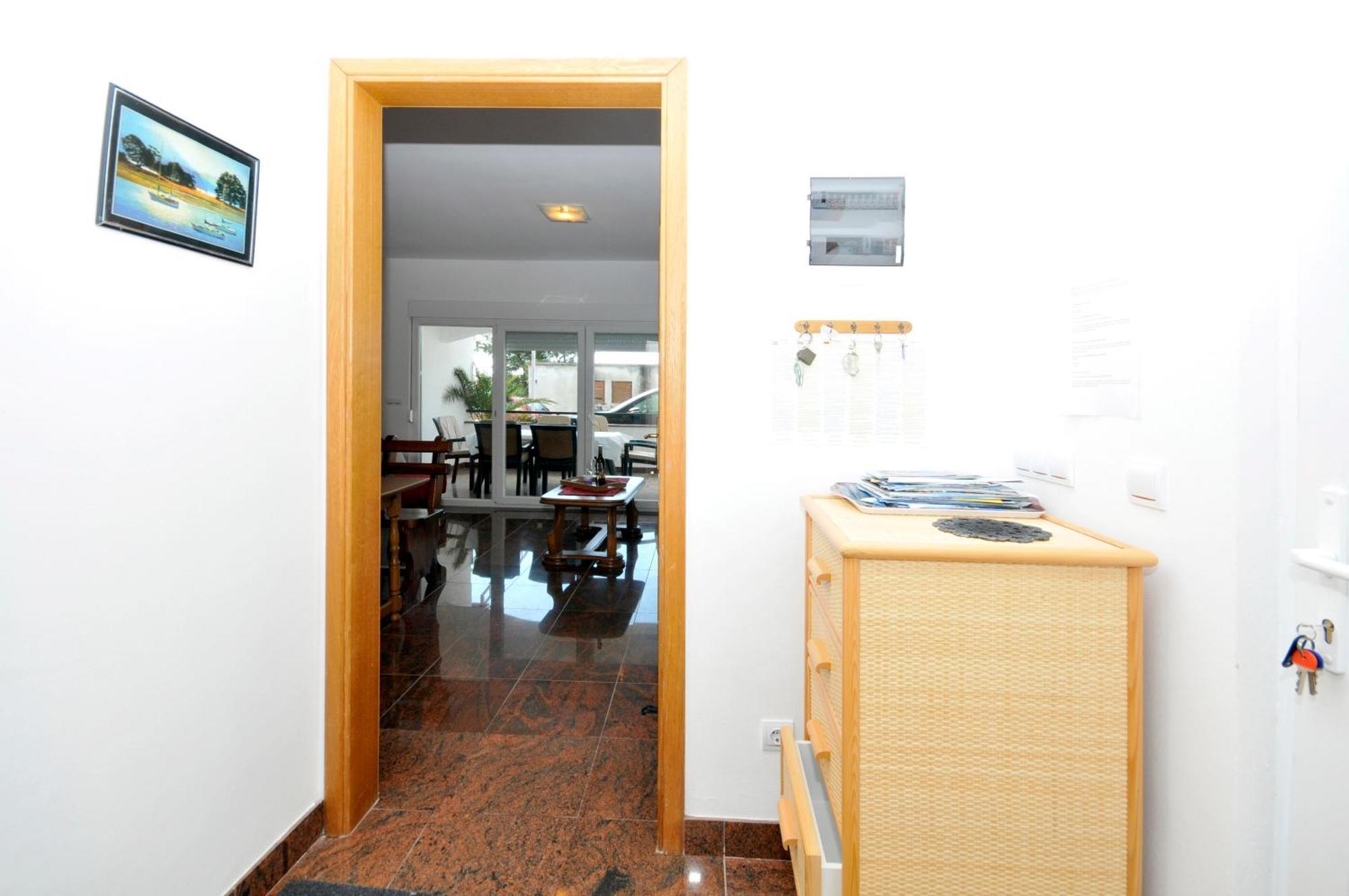 Apartmani Svalina - Seaview And 130M From Beach Trogir Exterior photo